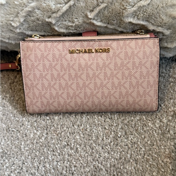 MICHAEL KORS Pink Logo-Print Wristlet with Gold Hardware - Picture 2 of 8